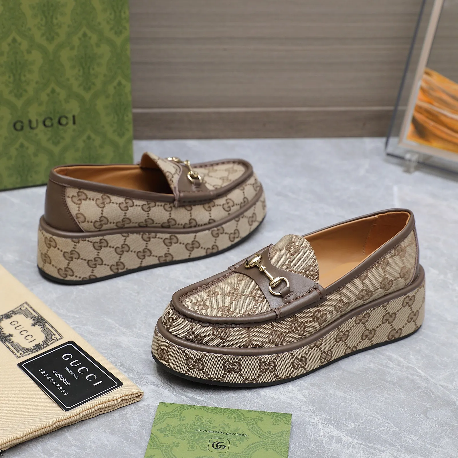 👟👟Ex-factory price 680👟👟 ⚡️The highest version 🔥🔥🔥💯💯💯 ⚡️2024 counter latest model ⚠️original replica ⚡️ Gucci’s latest popular wedge platform shoes - available simultaneously at counters Authentic European style, perfect on the feet💃💃When worn with this shoe, it is elegant and crystal clear. Regardless of the materials of the accessories, they are all customized 1:1. You must go to get the original version. The entire series is full of exciting and beautiful elements. ❶ Upper: cowhide/double G embroidered texture ❷ Inner lining: sheepskin ❸ Feet: sheepskin ❹Outsole: Imported from Italy ❺ Water platform height: 3.5CM in front and 5.5CM in back ❻Packaging: Original full set of packaging ❼Number of codes: 35-42 (40.41.42 customization is not returnable)